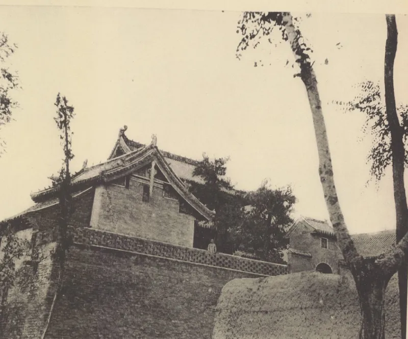 1907年沙畹拍摄的白马寺院墙与殿宇
