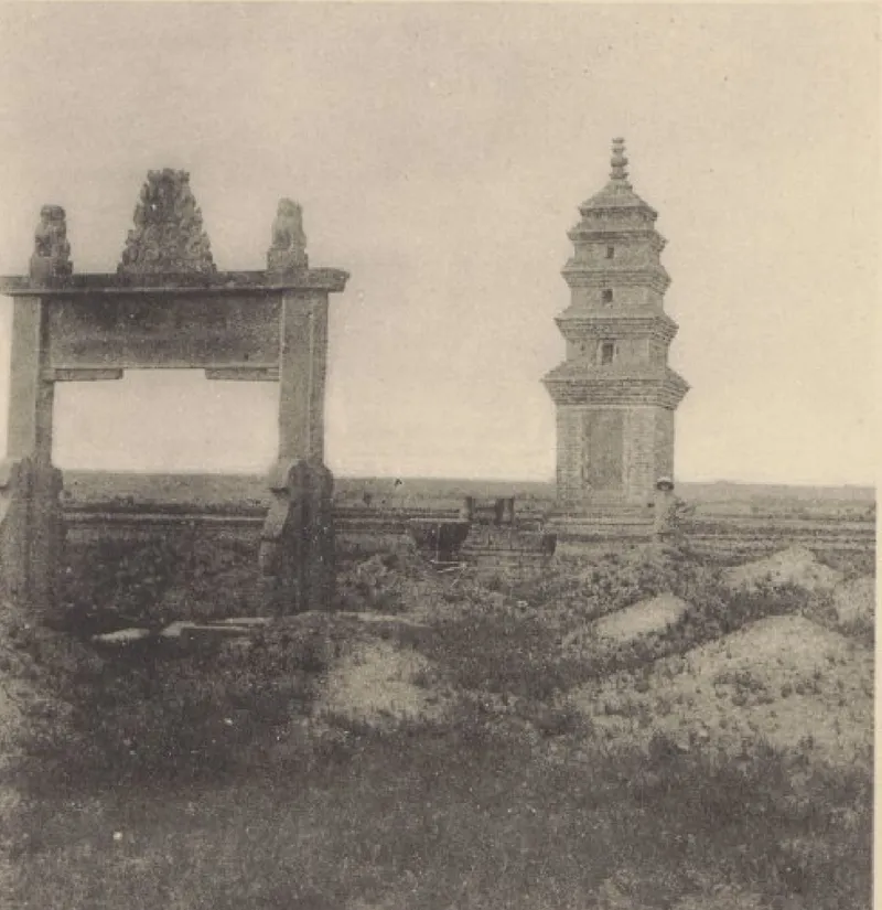 1907年沙畹拍摄的白马寺塔旁僧墓与墓塔