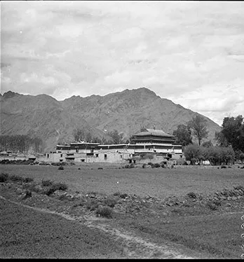 1949年Hugh E. Richardson拍摄的昌珠寺黑白远景