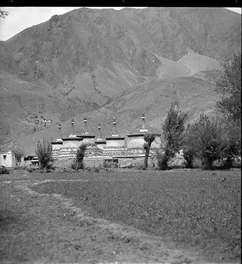 1949年Hugh E. Richardson拍摄的昌珠寺院前塔和经幢