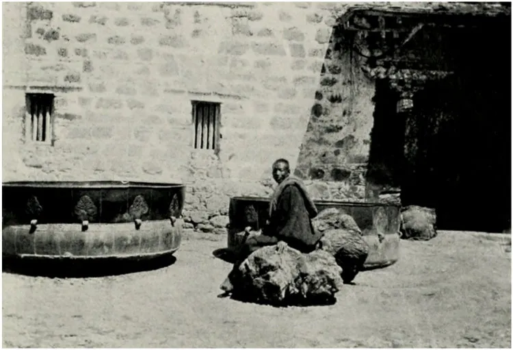 1905年《The Unveiling of Lhasa》所刊大昭寺外金属供器
