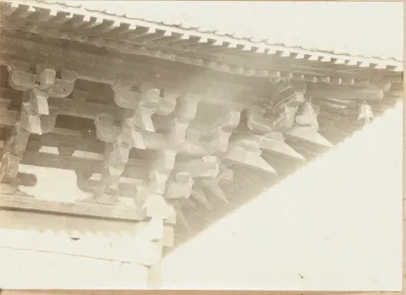 1932年关野贞、竹岛卓一中国史迹调查所摄奉国寺大雄殿出檐与斗栱旧影