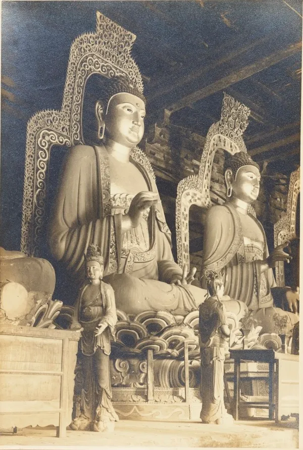 1932年关野贞、竹岛卓一中国史迹调查所摄奉国寺大雄殿内佛像旧影