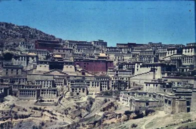 1936至1950年间Hugh E. Richardson拍摄的噶丹寺建筑群近景