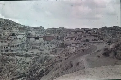 1936至1950年间Hugh E. Richardson拍摄的噶丹寺建筑群全景