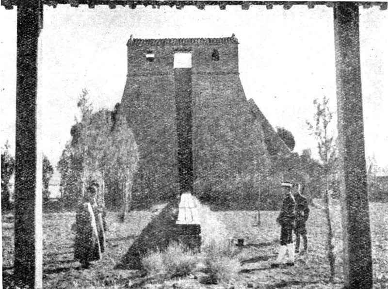 1937年由北向南观看元代观星台与量天尺旧影