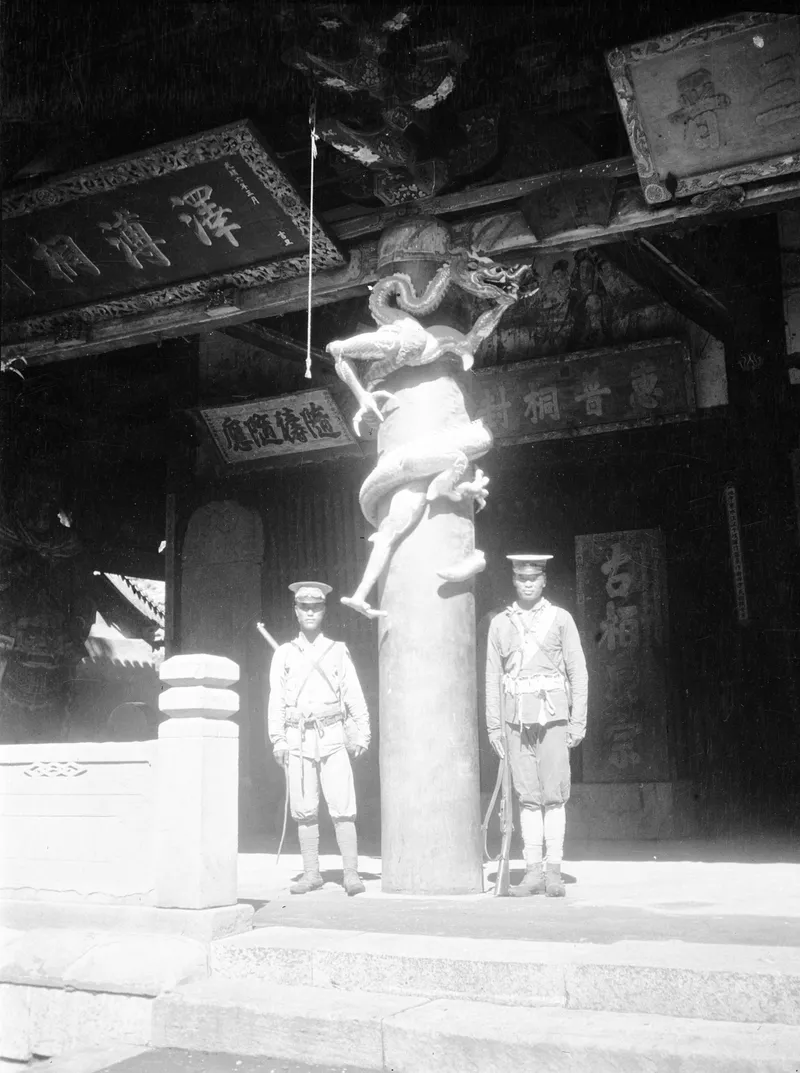 克拉普摄影集：圣母殿蟠龙柱与士兵旧影
