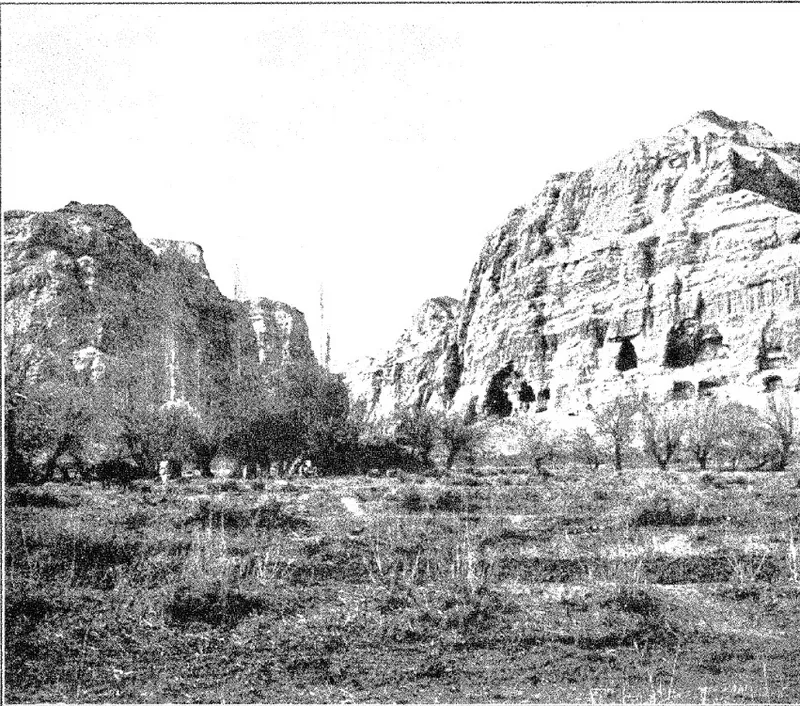 1906年,克孜尔第一谷的农舍、谷地与洞窟崖壁