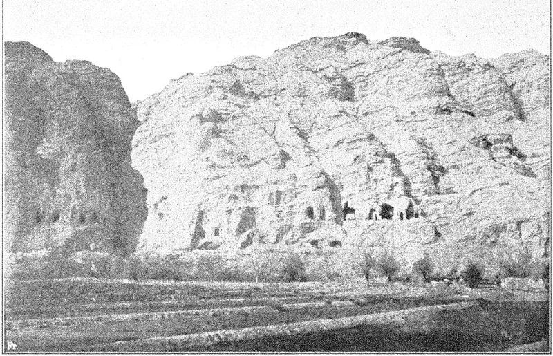 1906年,德国考察队拍摄的克孜尔第一谷东侧洞窟崖壁