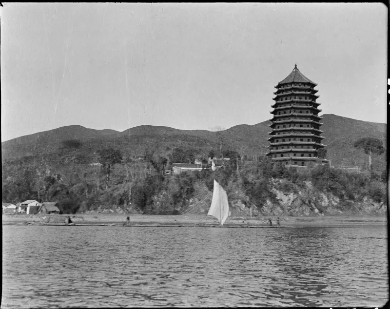 甘博摄影集第五辑:江中帆船与岸边的六和塔,1917至1919年