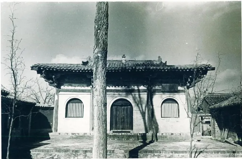1953 年南禅寺大殿前檐外观，中国文化遗产研究院藏