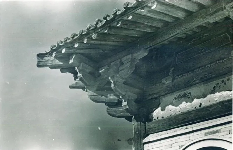 1953 年南禅寺大殿屋檐情况，中国文化遗产研究院藏