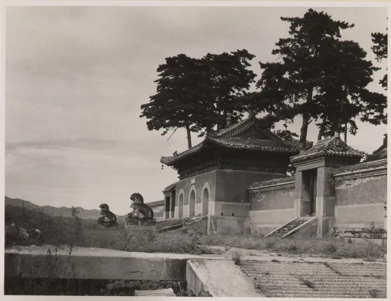 赫达·莫里逊《赫达·莫里逊的中国相册》所收普乐寺寺门与石狮旧影