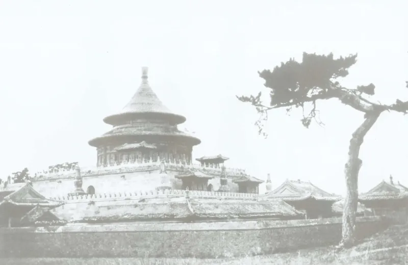 《中国古建筑图典》所收热河承德普乐寺旭光阁旧影