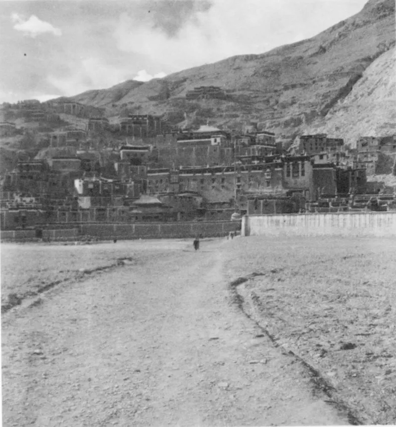 1948年萨迦寺建筑群近景