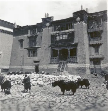 1948年运石修缮中的萨迦寺院落