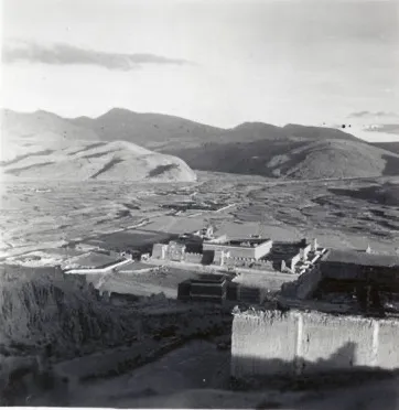 1948年从附近山坡俯瞰萨迦大殿