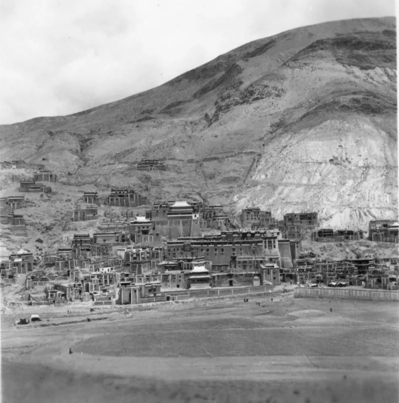 1948年萨迦寺建筑群全景