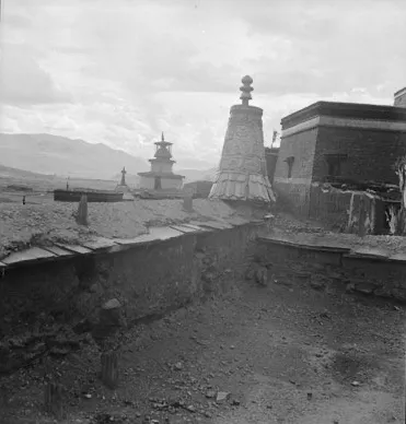 1948年从萨迦寺屋顶眺望寺外