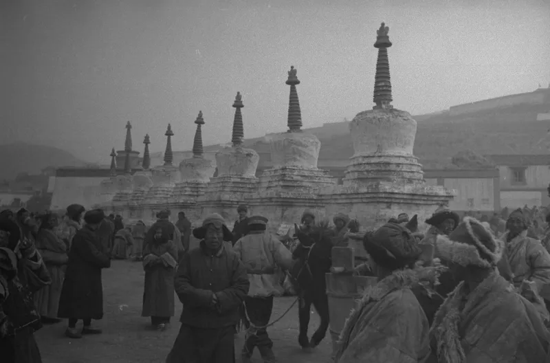 Harrison Forman于1936年拍摄的塔尔寺八塔及其前方集市