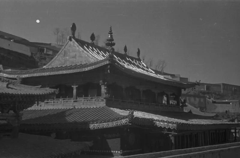Harrison Forman于1936年拍摄的塔尔寺另一座金顶佛殿