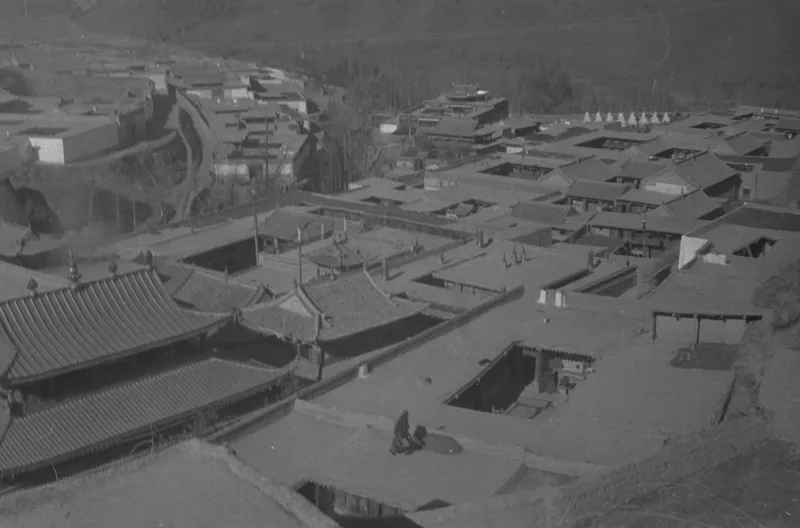 Harrison Forman于1936年拍摄的塔尔寺屋顶与僧舍