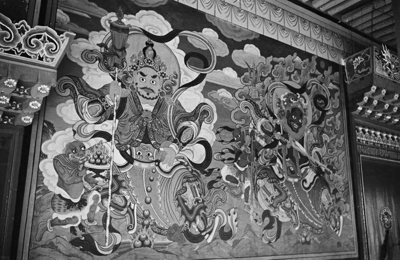 Harrison Forman于1937年拍摄的塔尔寺佛殿入口处护法神壁画