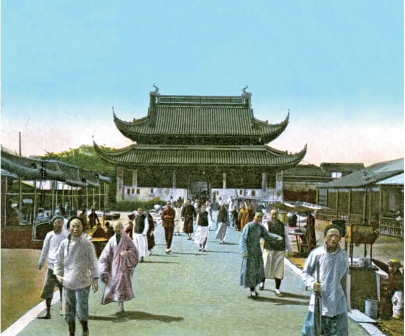 1910年玄妙观正山门与门前摊棚、行人