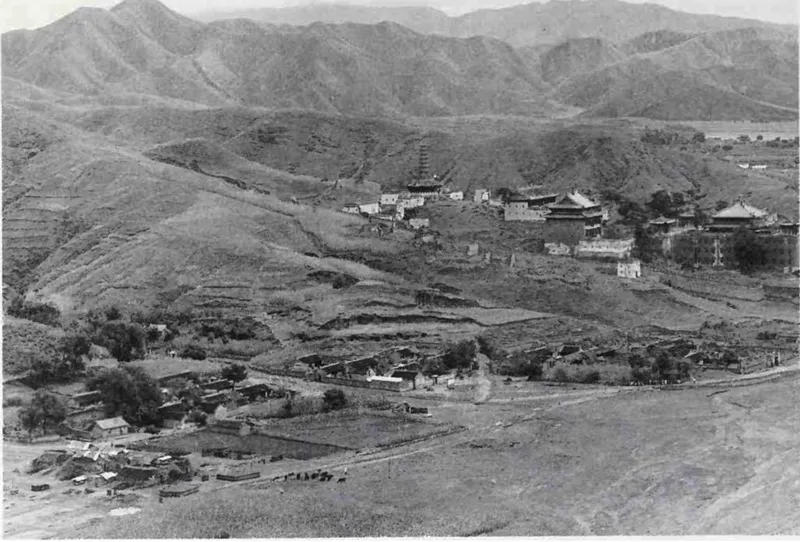 赫达·莫里逊《Travels of a Photographer in China, 1933–1946》所收须弥福寿之庙远景与琉璃佛塔