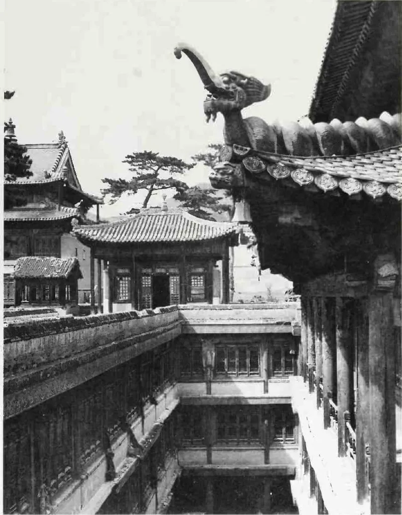 赫达·莫里逊《Travels of a Photographer in China, 1933–1946》所收须弥福寿之庙内院屋顶龙饰