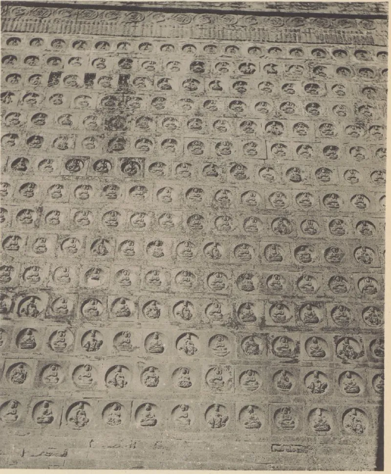沙畹《北中国考古图录》图 925：开封铁塔塔身佛像砖装饰细部，1907 年