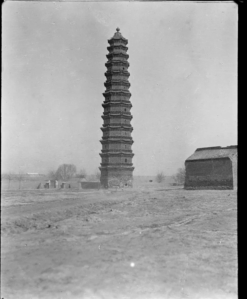 甘博拍摄的开封铁塔远景，塔外是开阔荒地与低矮房屋，约 1919 年