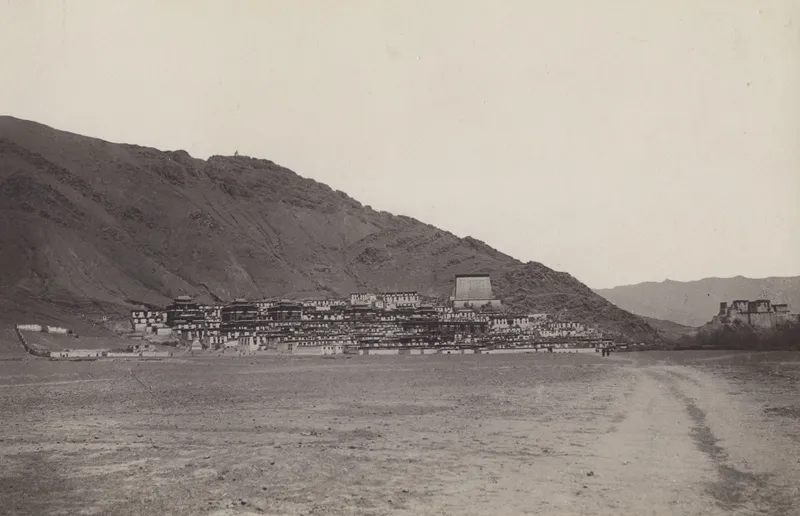 1900至1901年从南面拍摄的扎什伦布寺全景，远处右侧为日喀则宗堡