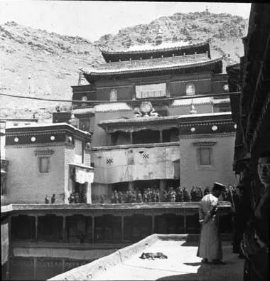 1948年扎什伦布寺主殿入口